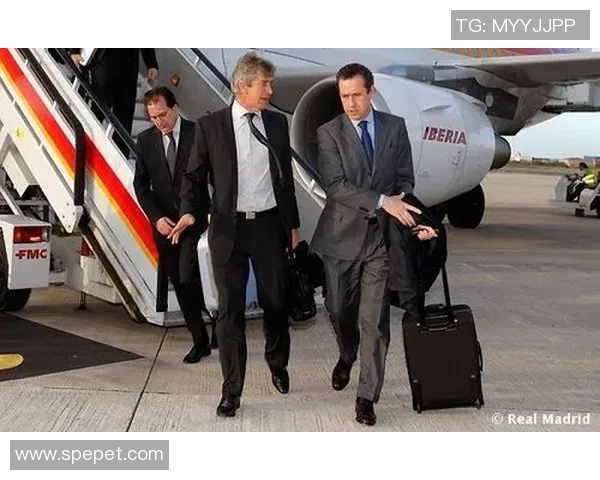 足球明星被热情粉丝围堵引走引发媒体热议背后故事揭秘